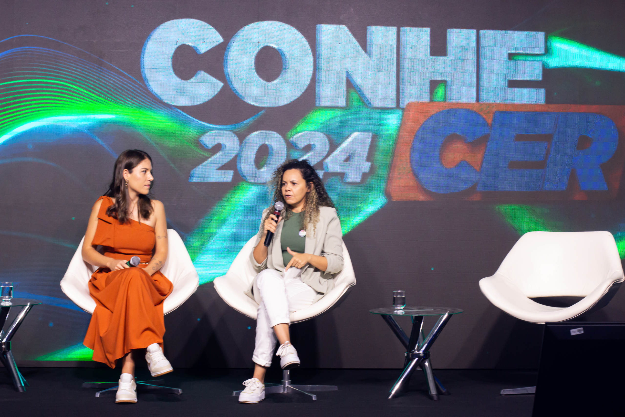 Professoras Ana Lívia e Janiglécia Tavares dividem o palco do ConheCER 2024. Crédito Lígia Dumont