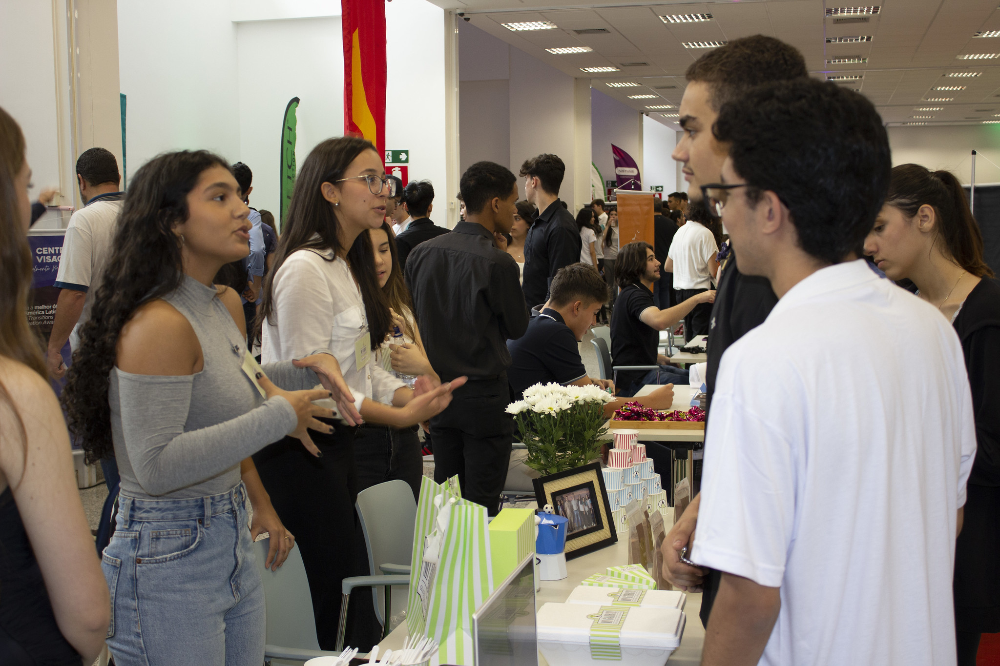 Na Feira de Empresas Simuladas, estudantes têm uma experiência real do mundo dos negócios. Foto: Divulgação