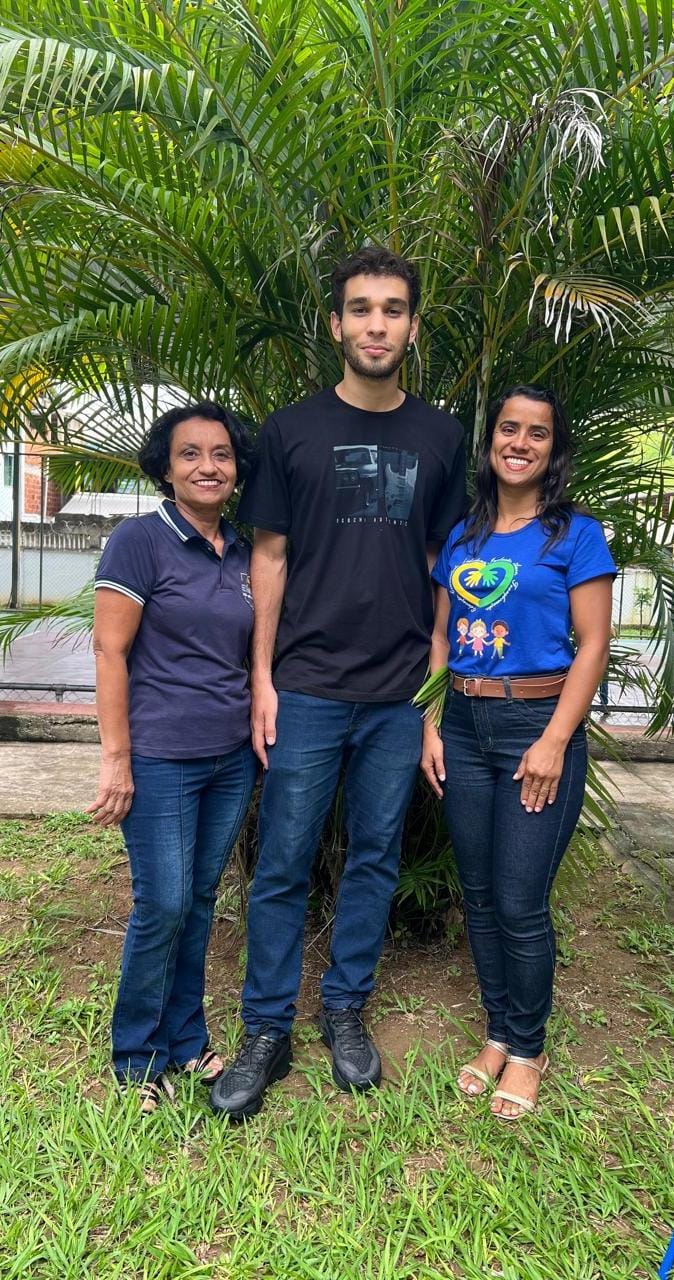 Hellen (à direita) e os colegas da Escola Municipal Novo Tempo, em Timóteo. Crédito: Divulgação