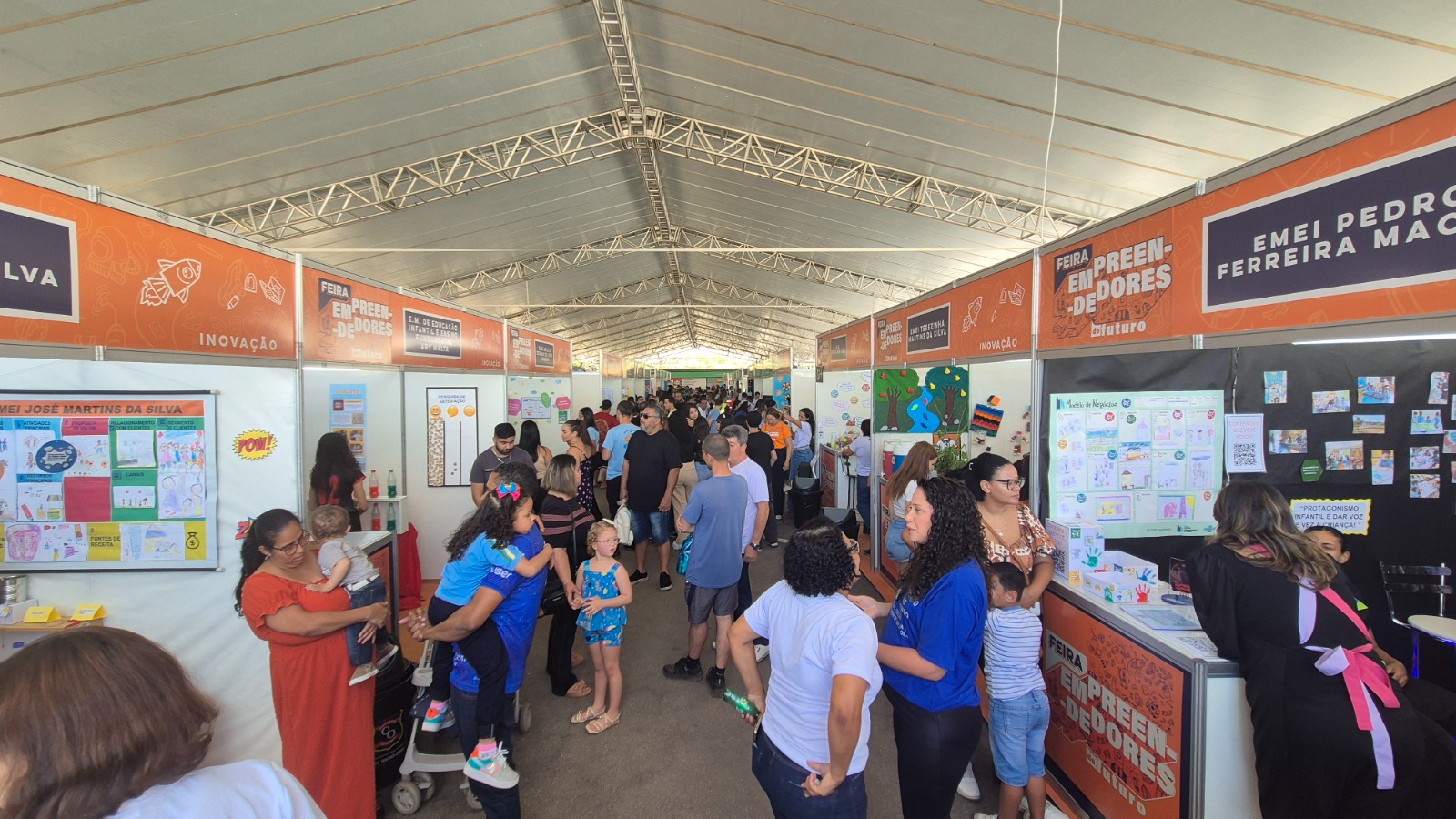 Evento reúne famílias e comunidade para conhecerem de perto projetos desenvolvidos ao longo do ano pelos estudantes, por meio do PNEE. Crédito: Fernanda Pereira