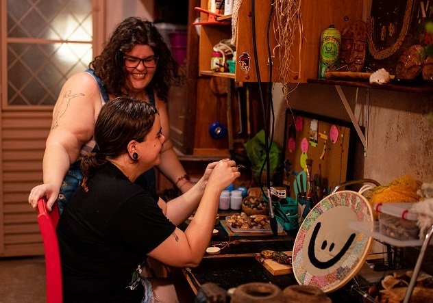 Mariana e Nat&aacute;lia dividem as tarefas em casa e na Namast&ecirc; Roots
