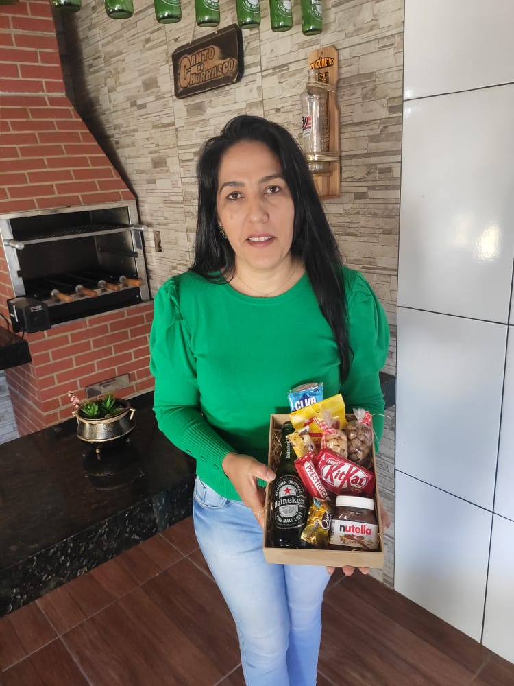 Roberta Braga vende presentes personalizados exclusivamente pelo Instagram e WhatsApp
