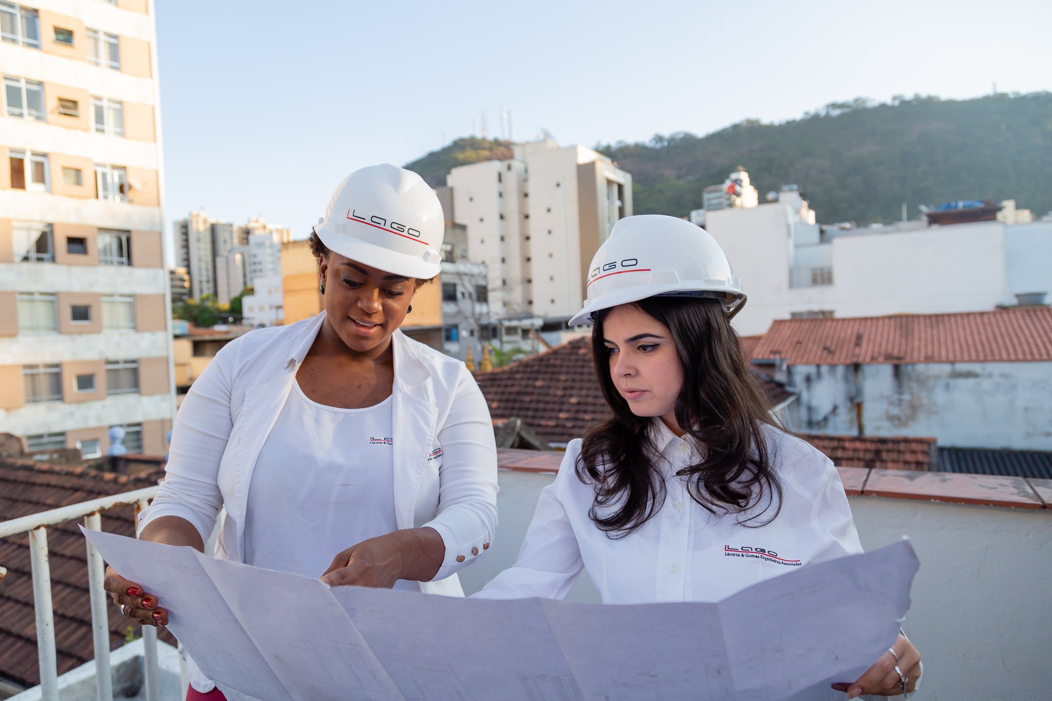 Ol&iacute;via Rosa Gomes ao lado da s&oacute;cia Carolina Lacorte 