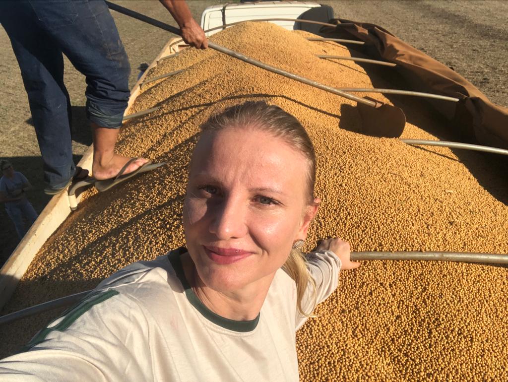 Formada em Turismo e Hotelaria e em Educação Física, Joice abandonou tudo para trabalhar na empresa de grãos da família