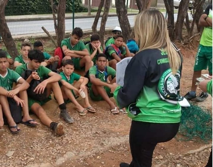 Entre as atividades de J&eacute;ssica est&atilde;o a de coordenar os bastidores dos treinos dos alunos e cuidar da manuten&ccedil;&atilde;o do campo 